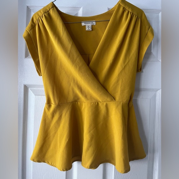 Monteau Ladies Short Sleeve Flutter Shirt
Small - Picture 1 of 2